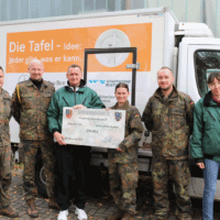 Mitarbeitende der Tafel und der Bundeswehr bei der Spendenübergabe